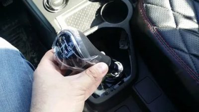 Как снять ручку КПП на приоре?