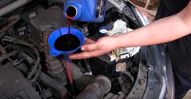 заливка масла через воронку