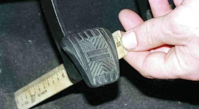 замер свободного хода педали сцепления