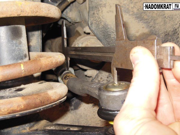 замеряем расстояние штангенциркулем